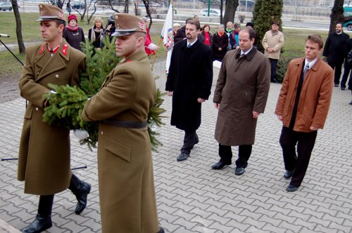 Memento emlékmű megkoszorúzása