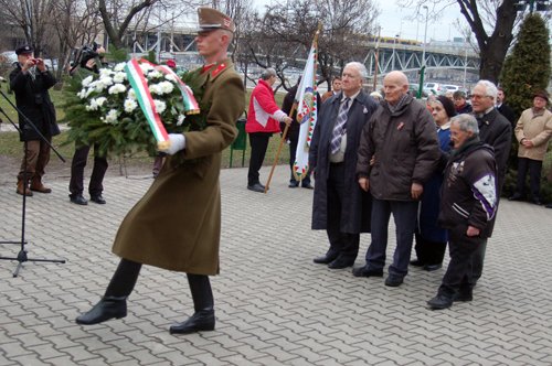 Memento emlékmű megkoszorúzása